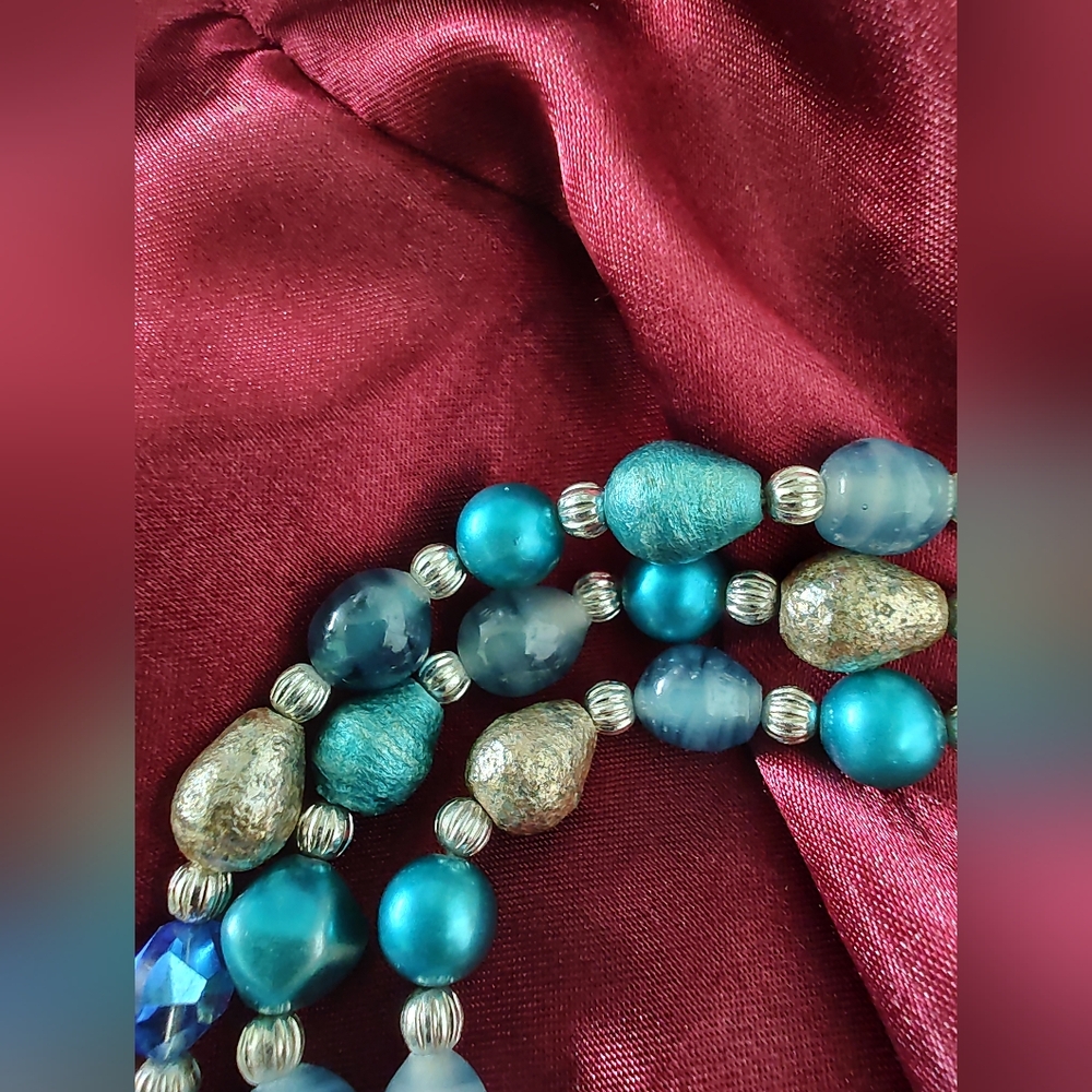 Vintage Japan 3 String Glass, Lucite Bead And Gold Tonw Beads - Picture 6 of 9